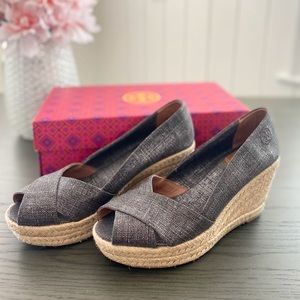 TORY BURCH SLV/Denim Filipa Peep Toe Wedges 7.5/8